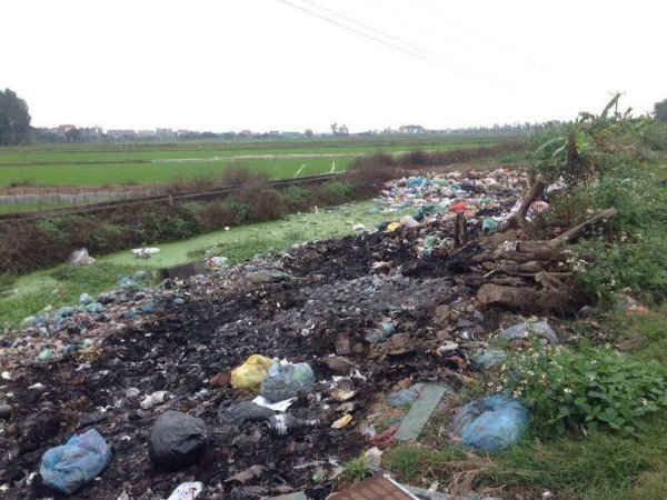 Người dân đổ rác tràn xuống kênh mương ở thôn Vạc, xã Thái Học
