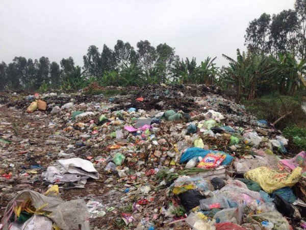 Dù đã được hỗ trợ xây dựng bãi rác tập trung, nhưng bãi rác xã Long Xuyên (Bình Giang) không thực hiện đúng quy hoạch