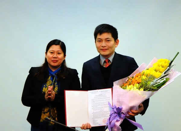 Thứ trưởng Bộ TN&MT Nguyễn Thị Phương Hoa trao Quyết định và tặng hoa tân Phó Cục trưởng Cục Đo đạc và Bản đồ Việt Nam Hoàng Ngọc Huy