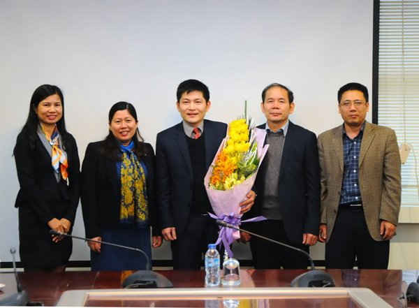 Thứ trưởng Bộ TN&MT Nguyễn Thị Phương Hoa chụp ảnh lưu niệm cùng tập thể lãnh đạo Cục Đo đạc và Bản đồ Việt Nam