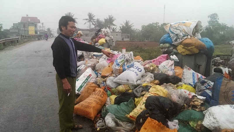 Bác Hàn Văn Hùngthôn 6, xã Quảng Lưu, Quảng Xương cho biết các điểm tập kết rác đang gây ô nhiễm môi trường và lấn chiếm lòng lề đường