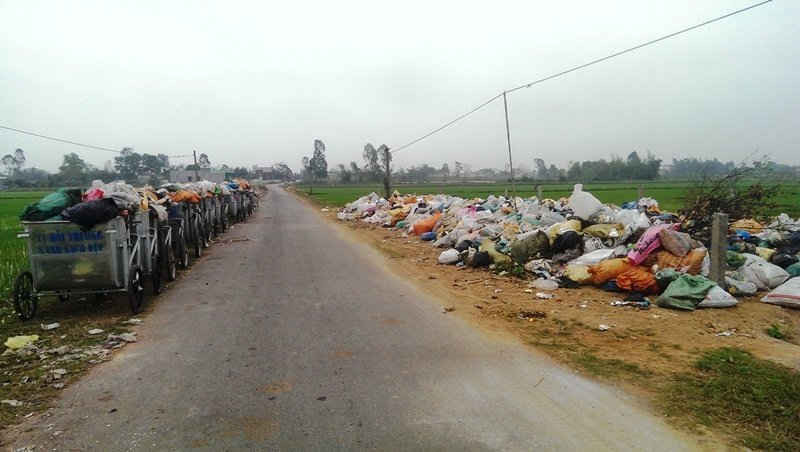 Từ 20 đến 25 ngày rác tập kết tại thôn 3, xã Quảng Lộc mới được vận chuyển đi.