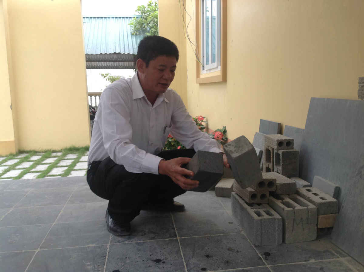 Ông Trịnh Đình Xuân, Giám đốc Công ty Xuân Trường đang giới thiệu sản phẩm gạch không nung của Công ty