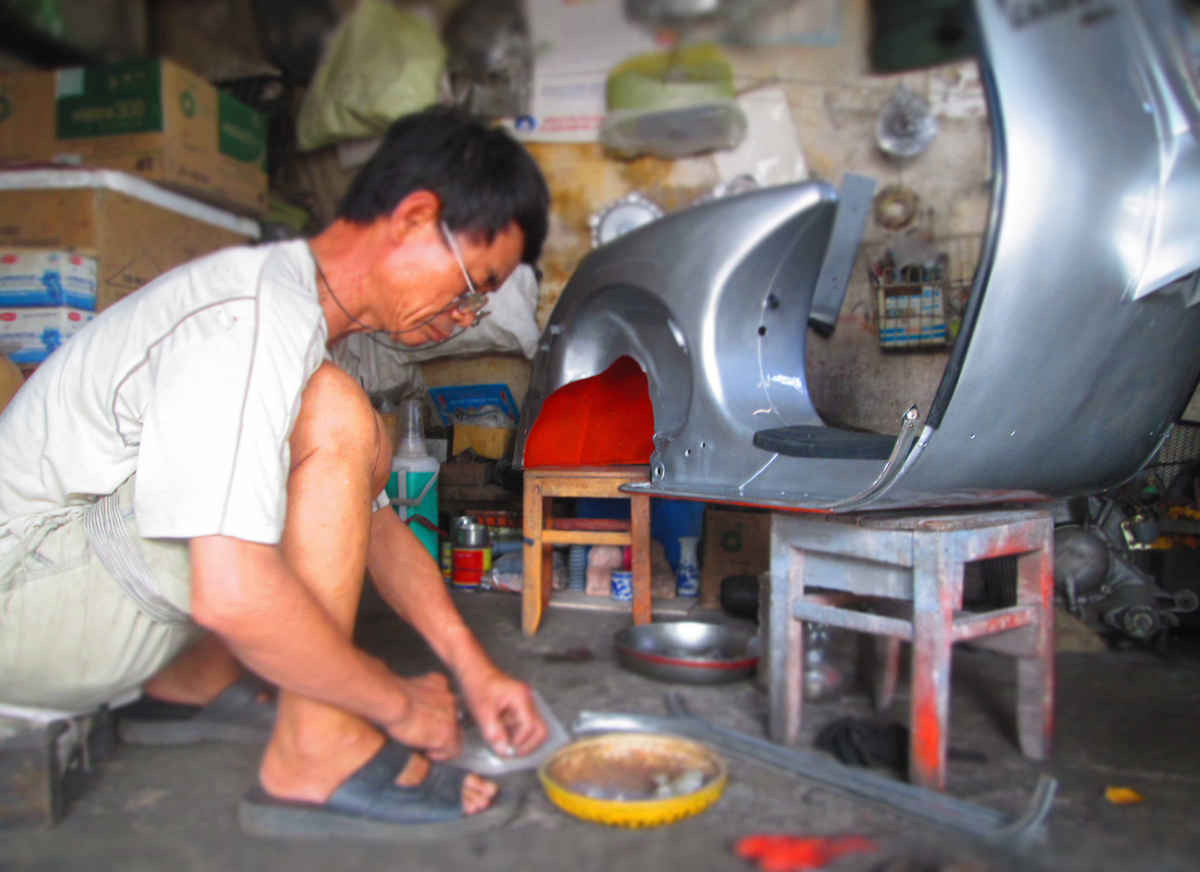 : Ông Quang đang tân trang lại một chiếc Vespa cổ