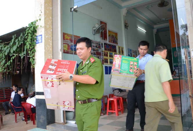 Công an, quản lý thị trường tỉnh Gia Lai niêm phong, thu giữ hàng hóa có dấu hiệu vi phạm trong lĩnh vực bán hàng đa cấp tại cơ sở kinh doanh Thiên Ngọc III (đường Phạm Văn Đồng, TP Pleiku). (Nguồn: Tuổi trẻ)