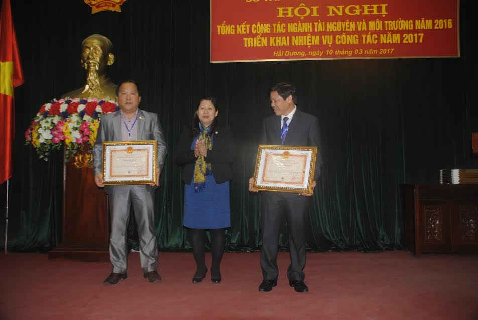 Thứ trưởng Bộ Tài nguyên & Môi trường Nguyễn Thị Phương Hoa, trao Bằng khen của Bộ Tài nguyên & Môi trường cho cá nhân đạt thành tích xuất sắc.