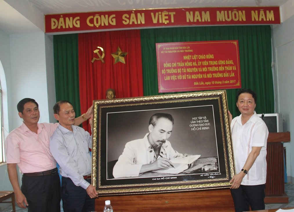 Bộ trưởng Trần Hồng Hà tặng Sở TN&MT bắc chân dung Chủ tịch Hồ Chí Minh, mong muốn cán bộ, nhân viên Sở học tập và làm theo tấm dương Đạo đức Hồ Chí Minh.