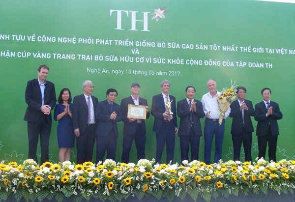 Tập đoàn TH đón nhận Cúp vàng “Trang trại bò sữa hữu cơ vì sức khỏe cộng đồng”.