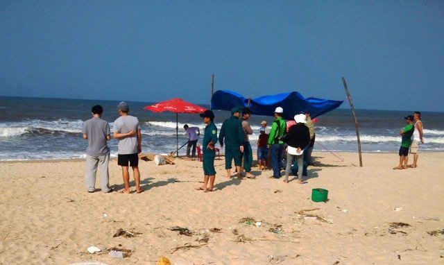 Rất đông người dân có mặt tại bờ biển Phú Thuận những ngày qua để tìm kiếm nạn nhân