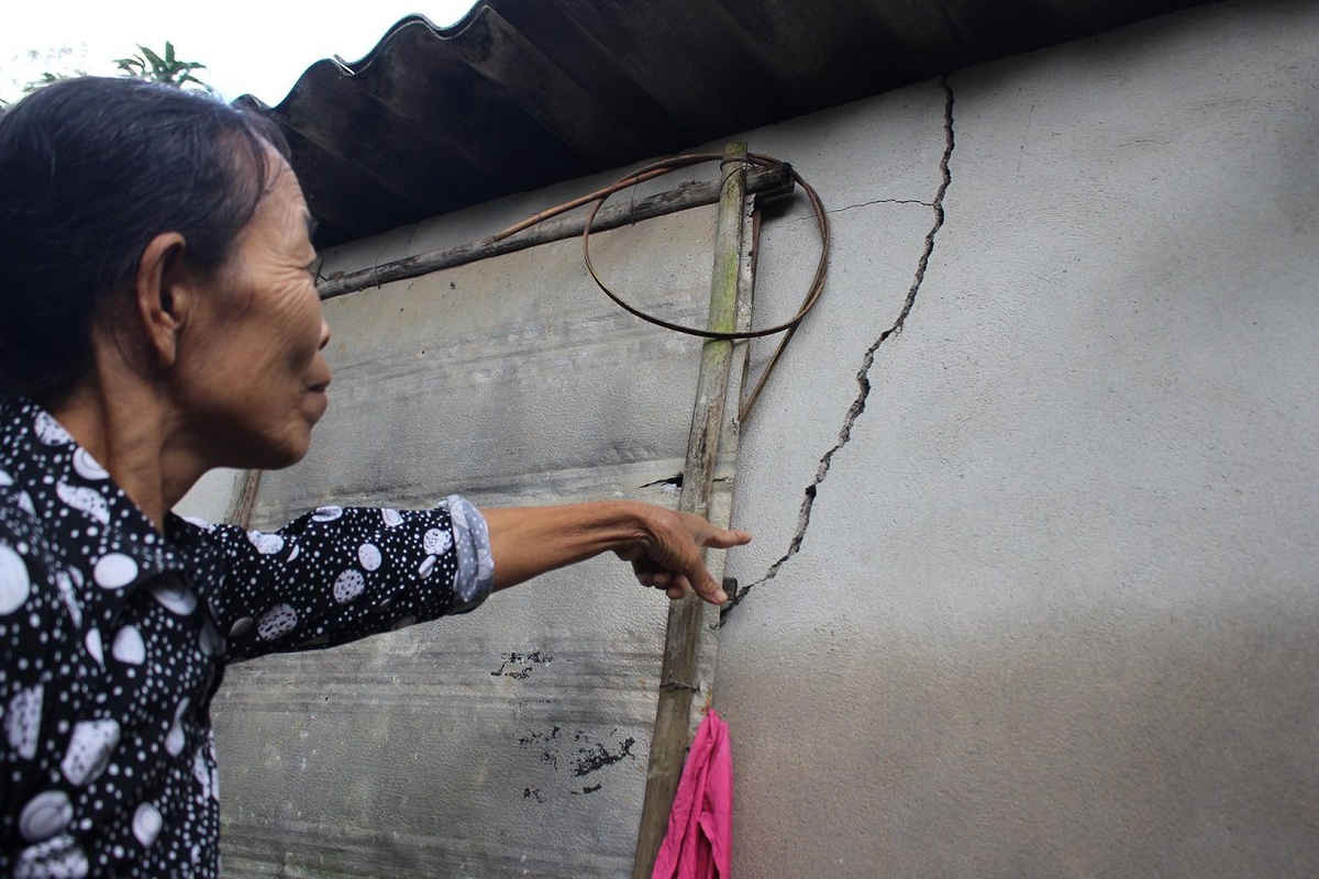 Một vết nứt lớn trên tường nhà bà Lê Thị Niệm, thôn Xuân Lộc