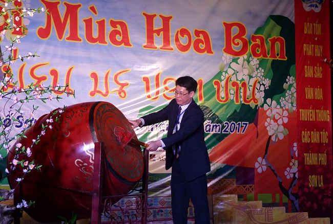 Ông Lê Trọng Bình, PCT UBND TP. Sơn La đánh trống khai mạc Lễ hội Mùa Hoa ban 2017.