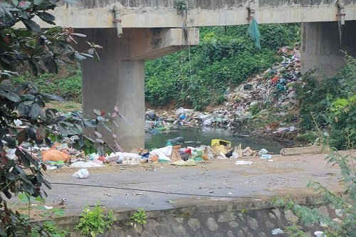 Dưới chân cầu Phú Phương, xã Tiền Phong, huyện Quế Phong (Nghệ An) ngập tràn rác thải.