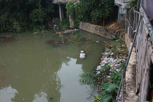 Con suối nhỏ dưới chân cầu Phú Phương màu nước ngã đen, bốc mùi hôi thối ảnh hưởng đến cuộc sống dân sinh. 