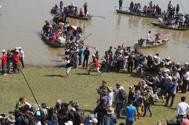 hàng trăm nhà báo, phóng viên tác nghiệp; hàng vạn nhân dân đổ về xem Lễ hội đua voi