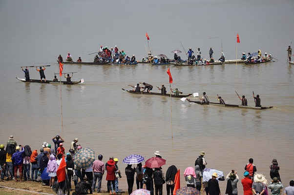 Đua thuyền độc mộc trên Hồ Lắk.