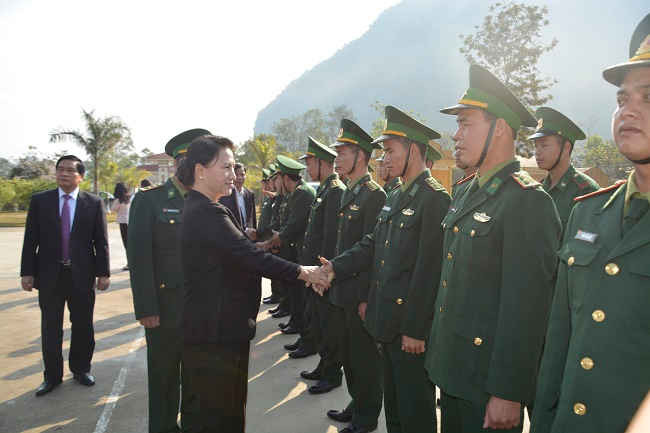 2. Đồng chí Nguyễn Thị Kim Ngân thăm cán bộ, chiến sỹ Đồn biên phòng Cửa khẩu Quốc tế Tây Trang 