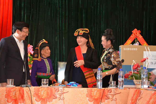 Đồng chí Nguyễn Thị Kim Ngân thăm hỏi động viên đồng bào các dân tộc xã Noong Hẹt