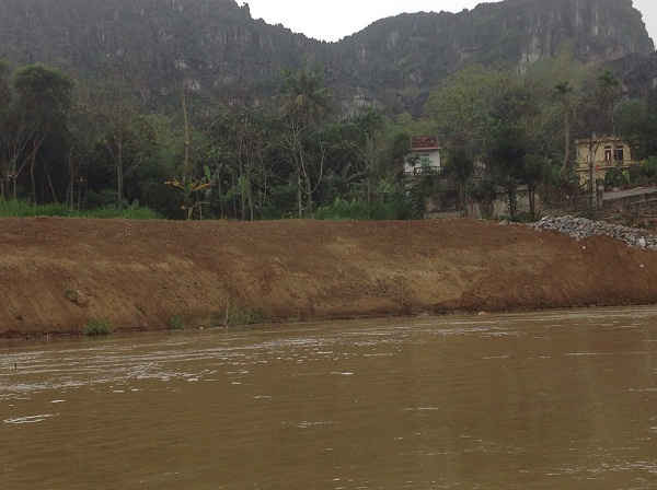Điểm sạt lở thôn Thọ Vực, xã Vĩnh Ninh, huyện Vĩnh Lộc đang được khắc phục