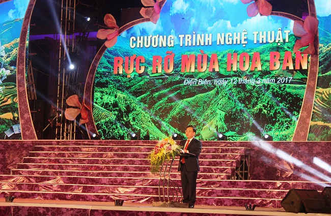 Ông Mùa A Sơn, Chủ tịch UBND tỉnh Điện Biên phát biểu khai mạc Lễ hội Hoa ban năm 2017