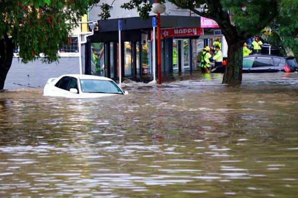 Các nhân viên cứu hộ giải cứu những người bị mắc kẹt trong trận lũ lụt ở khu ngoại ô New Lynn ở Auckland, New Zealand vào ngày 12/3/2017. Ảnh: SNPA / Hayden Woodward / REUTERS