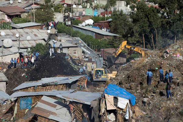 Máy đào đất di chuyển khi các nhân viên cứu hộ làm việc tại khu vực lở đất tại bãi chôn rác chính của Addis Ababa