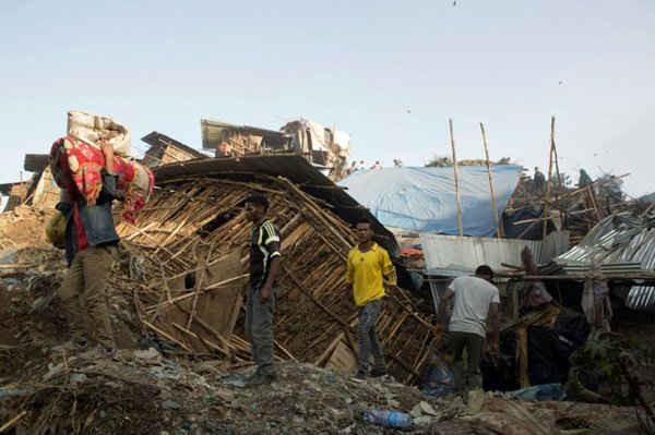 Ngày 12/3, mọi người di chuyển đồ đạc sau khi các ngôi nhà ở gần bãi rác chính của Addis Ababa bị hư hỏng trong vụ lở đất