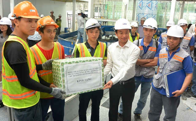 Bí thư Nguyễn Xuân Anh tặng quà cho các công nhân tại công trình
