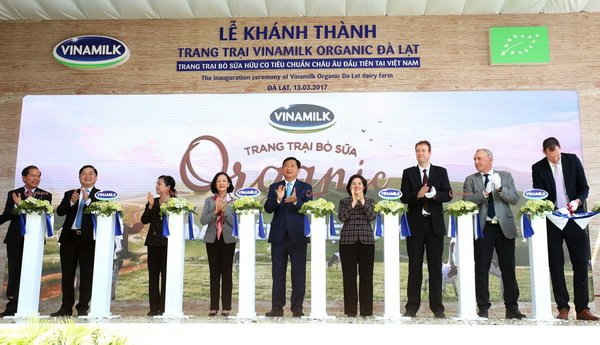 Nghi thức cắt băng khánh thành trang trại organic Đà Lạt, mở rộng hành trình mang những sản phẩm sữa tươi 100% organic đạt chuẩn Châu Âu đầu tiên tại Việt Nam đến với người tiêu dùng.