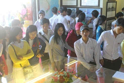 Đông đảo người dân,học sinh đến xem triển lãm.