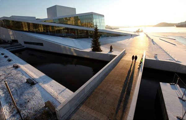 Một vài người đi bộ quanh Nhà hát lớn vào mùa đông ở Oslo, Na Uy, ngày 11/12/2012. Ảnh: REUTERS / Suzanne Plunkett
