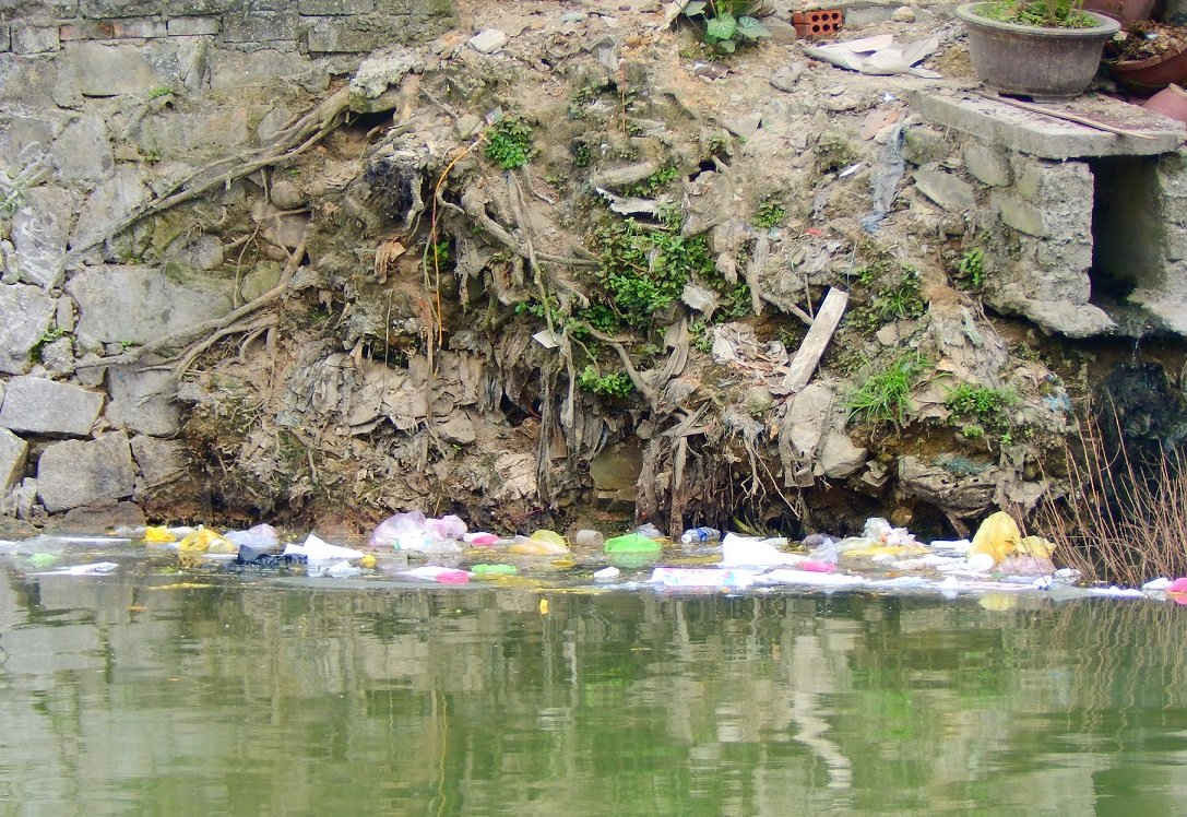 Dù hằng ngày, công nhân của Cty Môi trường và Công trình đô thị Huế vẫn tổ chức thu gom dọn rác trên sông, nhưng vẫn như “muối bỏ bể”