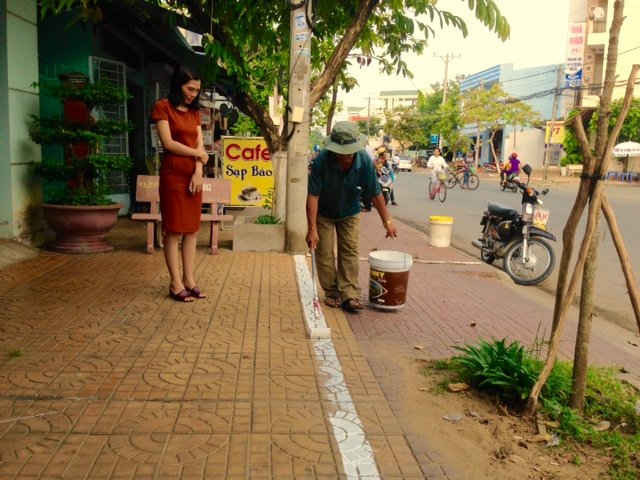 Kẻ vạch phân giới phạm vi dành cho người đi bộ trên các vỉa hè tại phường An Thới, quận Bình Thủy.