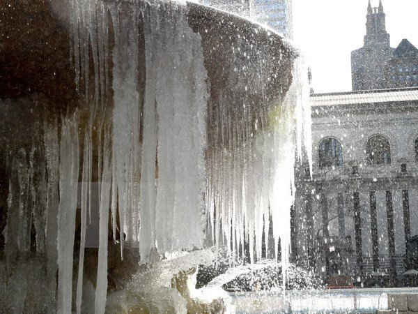 Nước bị đóng băng tại một đài phun nước công viên Bryant ở New York ngày 13/3. (Ảnh: AFP/TTXVN)