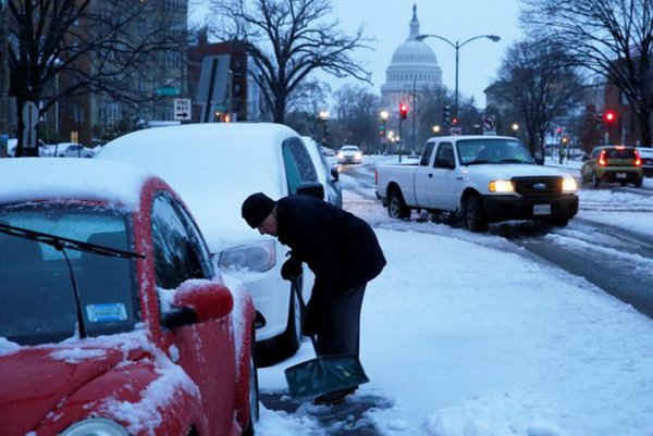 Cư dân chống chọi với đợt mưa tuyết lạnh giá ở đồi Capitol, Washington. Ảnh: REUTERS / Jonathan Ernst