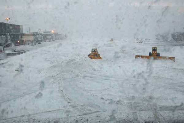 Xe ủi tuyết đang quét đường băng tuyết tại Sân bay LaGuardia ở New York. Ảnh: REUTERS / Shannon Stapleton