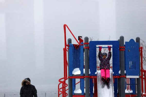 Một bé gái trượt tuyết ở Queens, New York. Ảnh: REUTERS / Shannon Stapleton