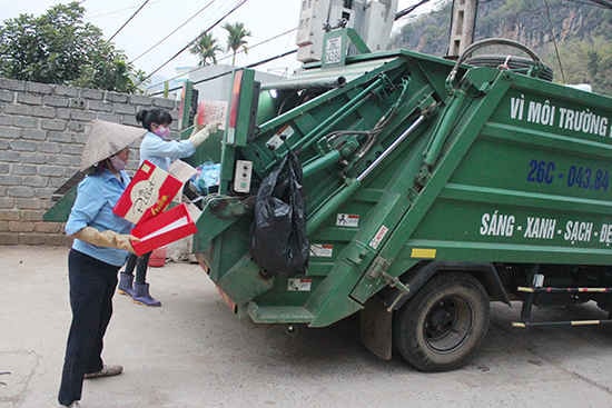 Thực hiện xã hội hóa công tác bảo vệ môi trường, khuyến khích phát triển các dịch vụ thu gom, vận chuyển, tái chế, xử lý chất thải với sự tham gia của mọi thành phần kinh tế