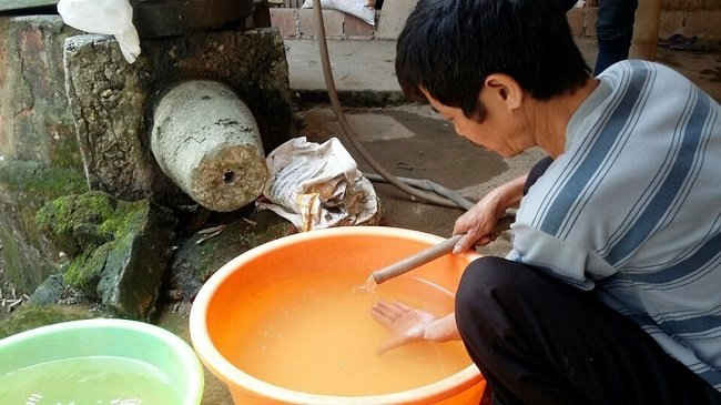 Nước giếng của hộ gia đình nhà ông Nguyễn Văn Tuyển, thôn 5, xã Xuân Giao có mầu trắng đục và mùi rất khó chịu không thể dùng được