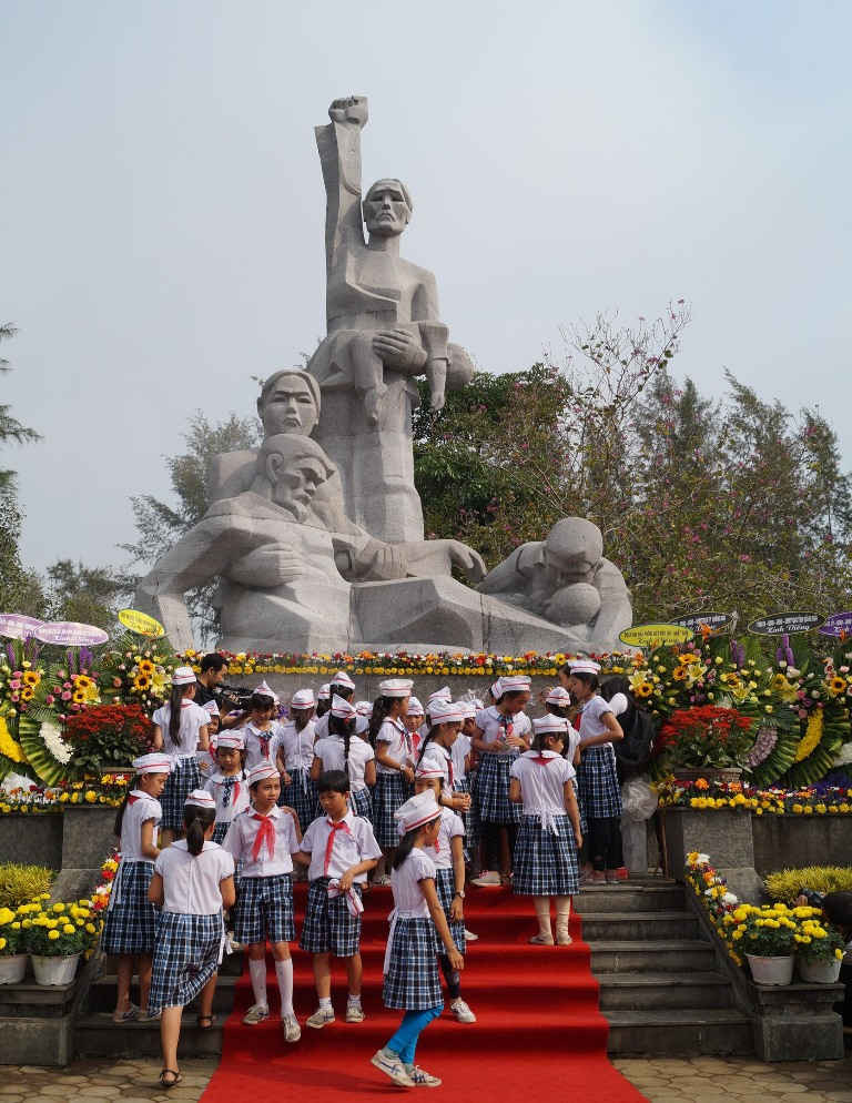 Các em học sinh Trường tiểu học Tịnh Khê dâng hương tưởng niệm 