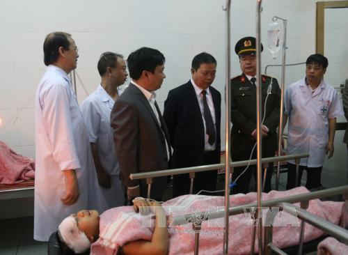 Chủ tịch tỉnh Hà Nam Nguyễn Xuân Đông cùng lãnh đạo Công an tỉnh thăm hỏi, động viên nạn nhân. Ảnh TTXVN
