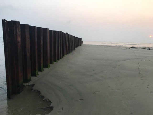 Kết quả áp dụng thử nghiệm kè mỏ hàn dài  200m ra ngoài biển bãi cát tại địa điểm sạt lở bờ biển Cửa Đại đã bồi ra khoảng gần 40m