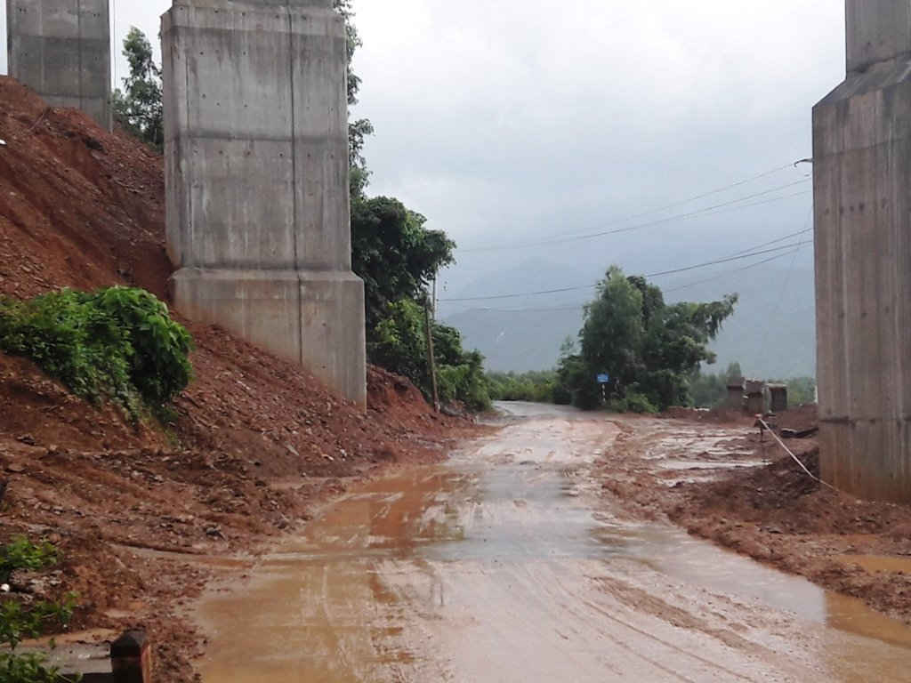 Tuyến đường ĐT601 nhiều lần bị đất đá rơi vãi do thi công cao tốc La Sơn - Túy Loan (Trong ảnh: đất đá rơi vãi trong mùa mưa tháng 11/2016)