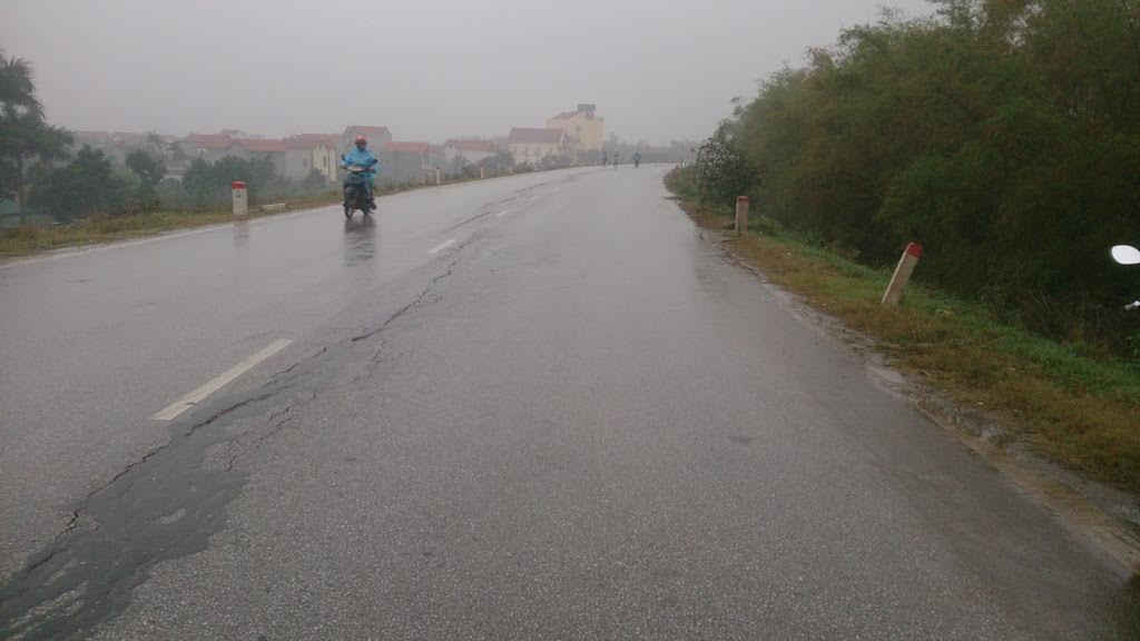 Đoạn đê ở thị trấn Văn Giang, huyện Văn Giang bị lún hẳn về phía sông Hồng