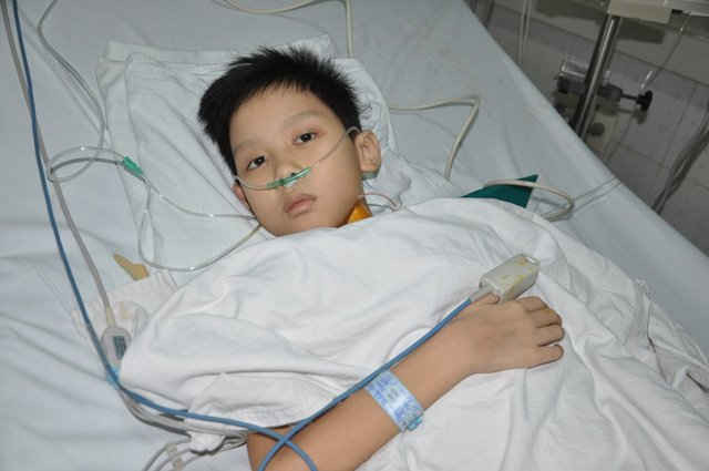 Chị Mai Phương, mẹ bé Đạt chỉ biết nhìn con mà khóc nếu bé Đạt không được phẫu thuật tim để cứu mạng sống.