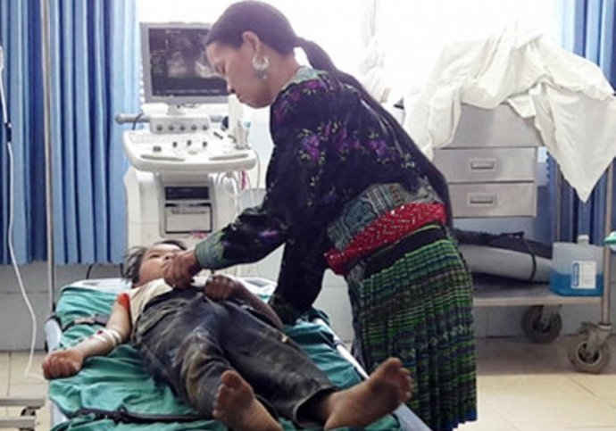 Một trong bốn em học sinh đang được chăm sóc tại Bệnh viện Đa khoa Lai Châu.