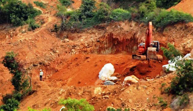 Một góc bán đảo Sơn Trà (Đà Nẵng) đang bị một công ty đào xới nham nhở cả một vùng rộng hàng ngàn m2