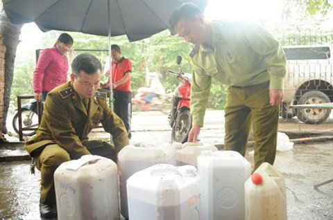 Cơ quan chức năng ở quận Nam Từ Liêm thu giữ hàng trăm lít rượu không rõ nguồn gốc