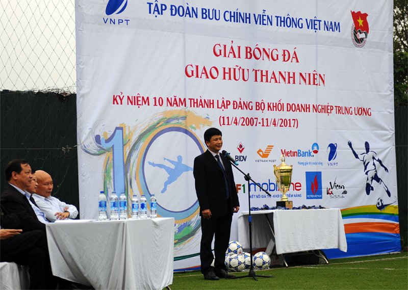 Phó Bí thư Đảng uỷ Tập đoàn VNPT Hoàng Đức Sơn phát biểu tại buổi khai mạc giải bóng đá