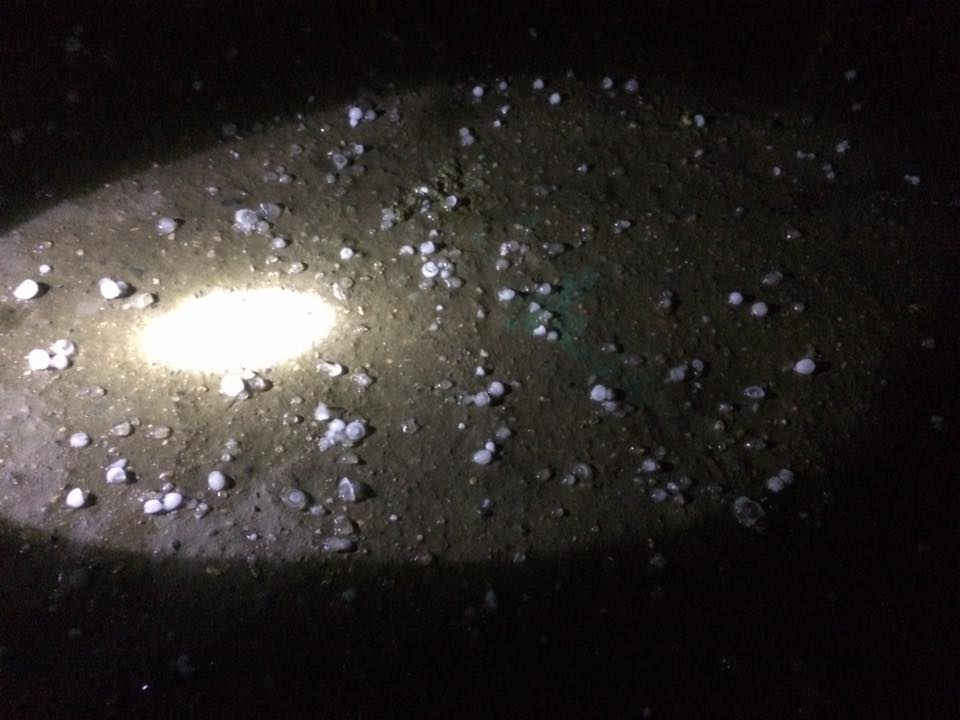 Mưa đá rơi xuống trắng đường ở vùng cao Ý Tý ( Lào Cai) tối ngày 17/3/2017.