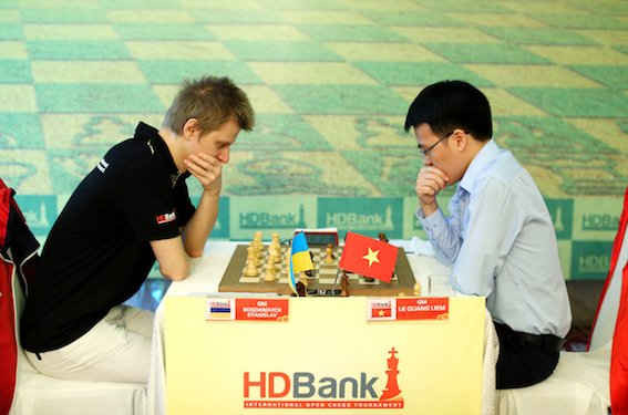 Lê Quang Liêm (phải) và Bogdanovich Stanislav thi đấu ván 9